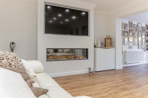 8 Beech Walk, Adel, Leeds, LS16 8NY