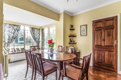 8 Oak Way, Ashtead, KT21 1LQ