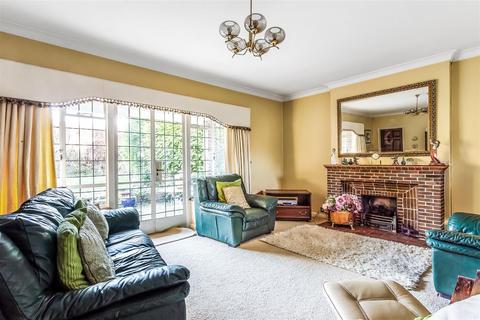 8 Oak Way, Ashtead, KT21 1LQ