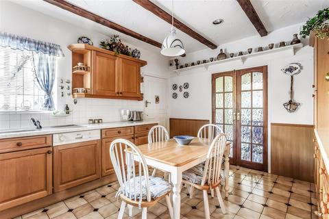 8 Oak Way, Ashtead, KT21 1LQ