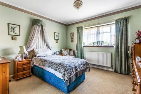 8 Oak Way, Ashtead, KT21 1LQ