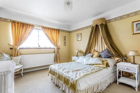 8 Oak Way, Ashtead, KT21 1LQ