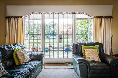 8 Oak Way, Ashtead, KT21 1LQ