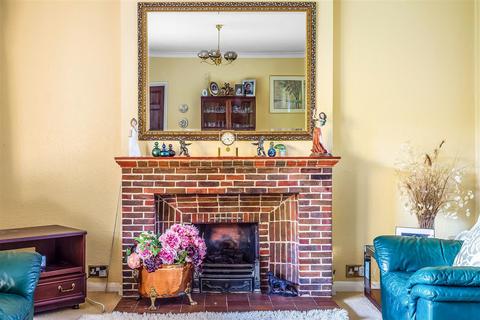 8 Oak Way, Ashtead, KT21 1LQ