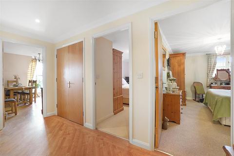 2 bedroom apartment for sale, Cornsland Close, Hall Lane, Upminster RM14