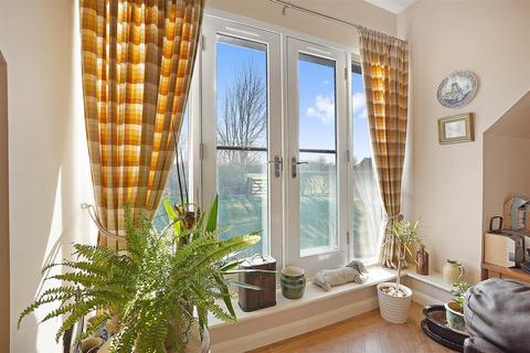 2 bedroom apartment for sale, Cornsland Close, Hall Lane, Upminster RM14