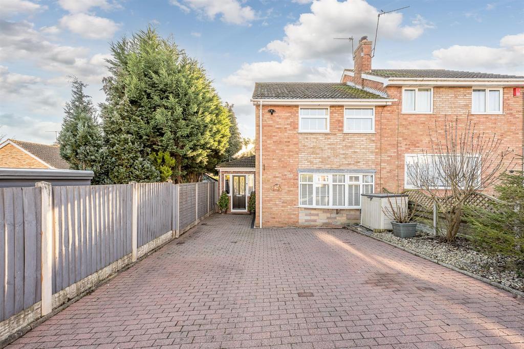 Elmwood Road, Wordsley, DY8 5JL 3 bed semidetached house for sale £