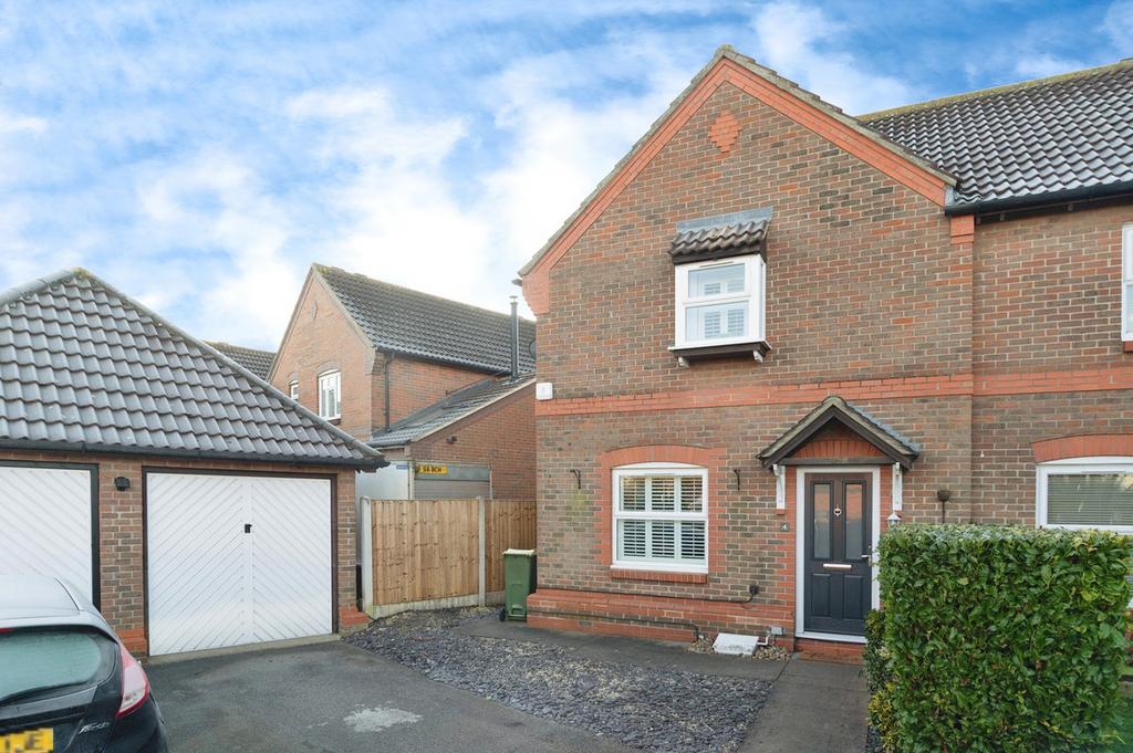 Langham Drive Rayleigh Ss6 3 Bed Semi Detached House For Sale £375 000