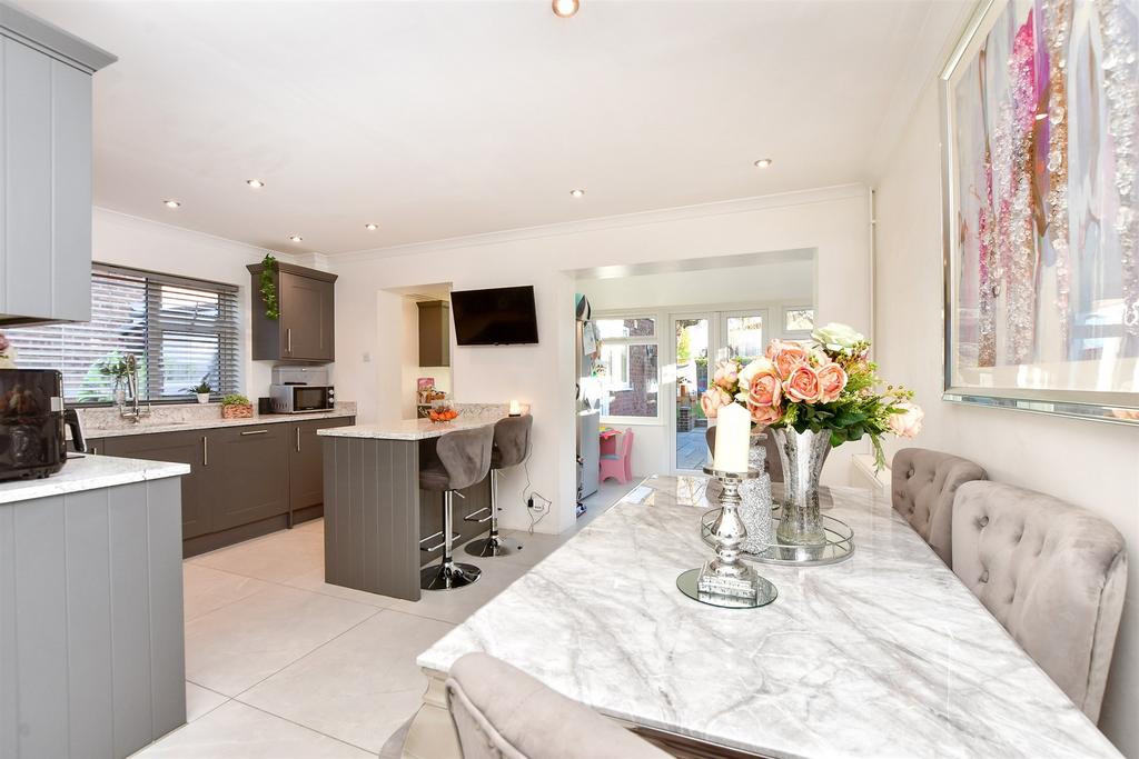 Kitchen/Dining Area