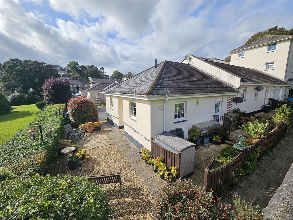 Russell Court Gardens, Tavistock 2 bed flat for sale £239,950