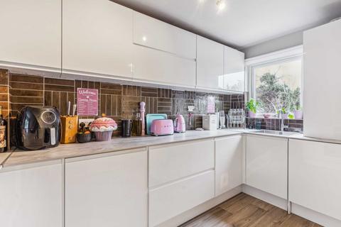 2 Oak Path, Bushey, WD23 4UJ