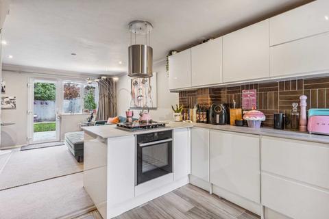 2 Oak Path, Bushey, WD23 4UJ