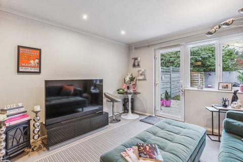 2 Oak Path, Bushey, WD23 4UJ
