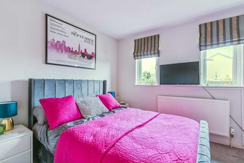 2 Oak Path, Bushey, WD23 4UJ