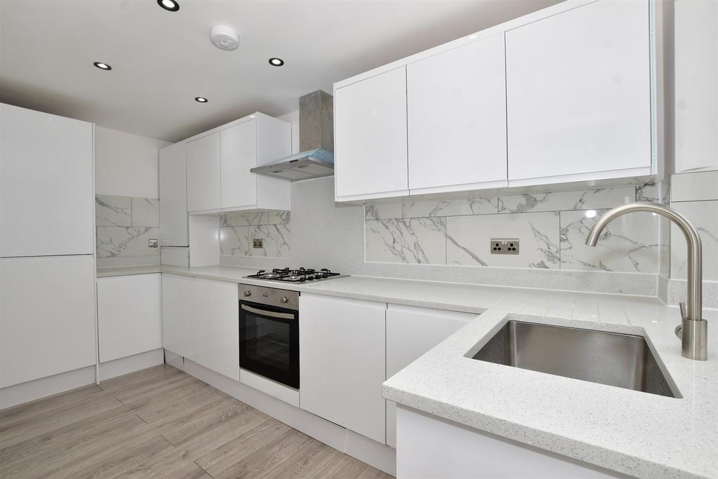 Dilston Road, Leatherhead, Surrey 2 bed apartment for sale £270,000