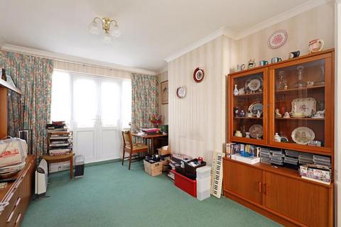 17 Ridding Lane, Greenford, UB6 0JX
