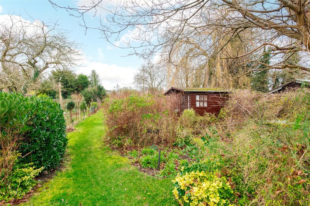 Lakes Lane, Newport Pagnell, Buckinghamshire, MK16 3 bed semidetached house for sale £500,000