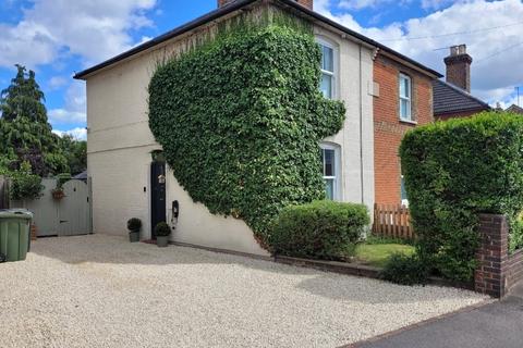118 Manor Road, Guildford, GU2 9NR