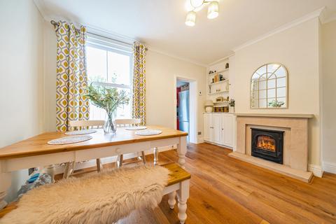118 Manor Road, Guildford, GU2 9NR