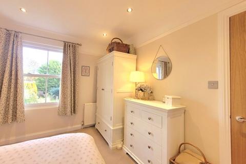118 Manor Road, Guildford, GU2 9NR