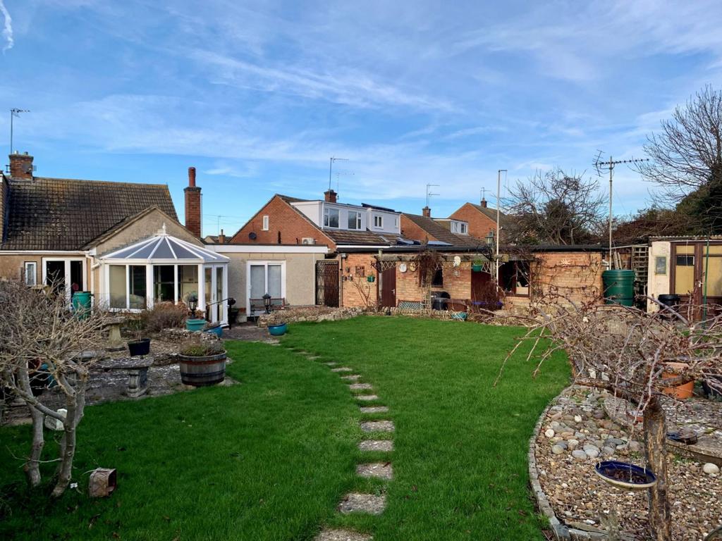 Rawley Crescent, Duston, Northampton NN5 6PU 3 bed semidetached