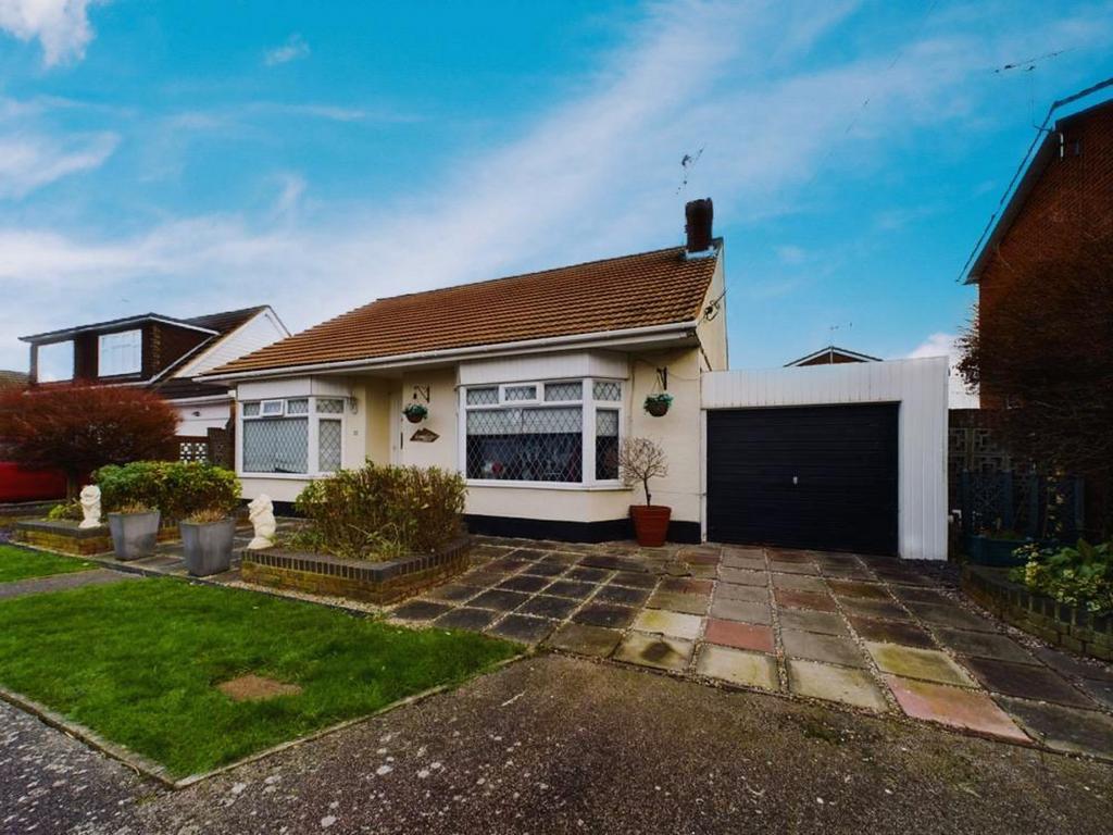 Dewyk Road Canvey Island Ss8 3 Bed Detached Bungalow £350 000