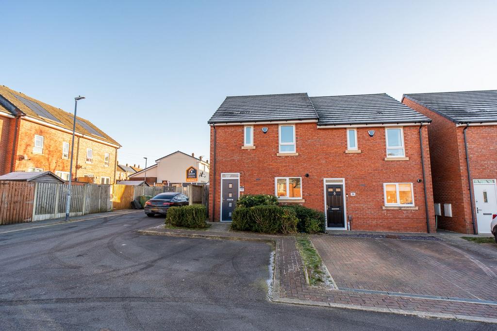 Lowood Lane, Birstall, WF17 3 bed semidetached house for sale £200,000