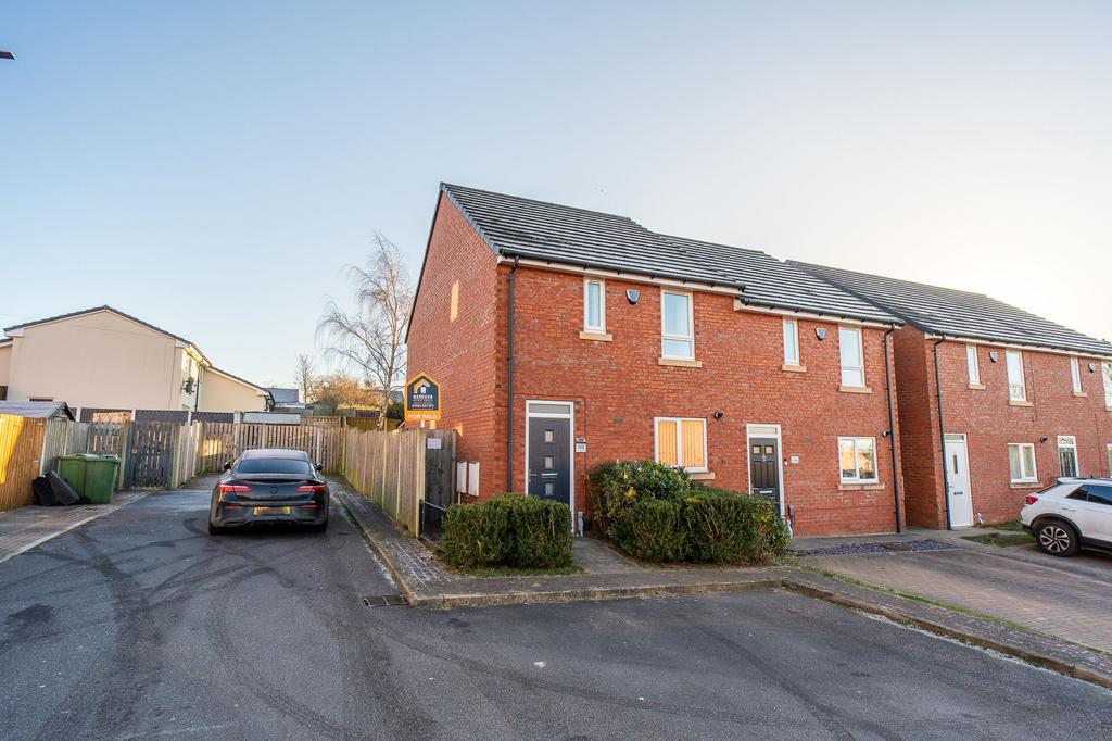 Lowood Lane, Birstall, WF17 3 bed semidetached house for sale £200,000