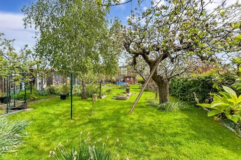 58 Greentrees Avenue, Tonbridge, TN10 4NE