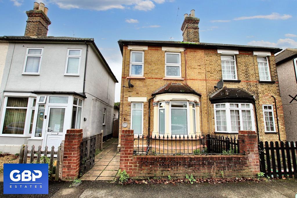 Cotleigh Road, Romford, RM7 3 bed semidetached house to rent £1,800