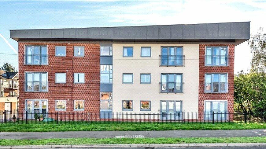 Immaculate 2 bedroom purpose built flat to let on