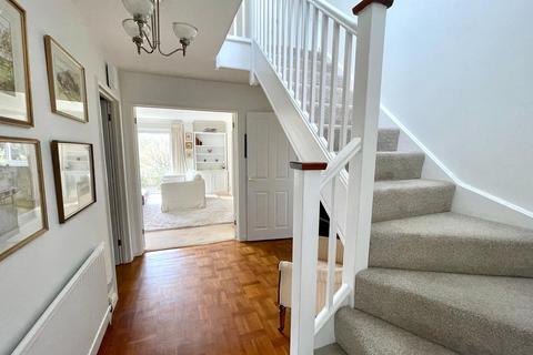 14 Elm Drive, Leatherhead, KT22 8EX