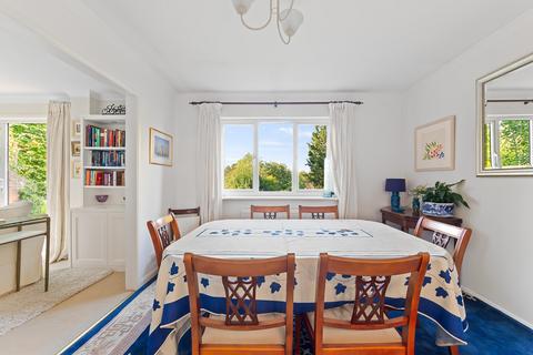 14 Elm Drive, Leatherhead, KT22 8EX