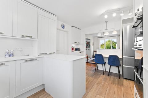 14 Elm Drive, Leatherhead, KT22 8EX