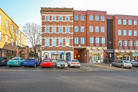 2 bedroom flat to rent, North Street, Guildford, GU1