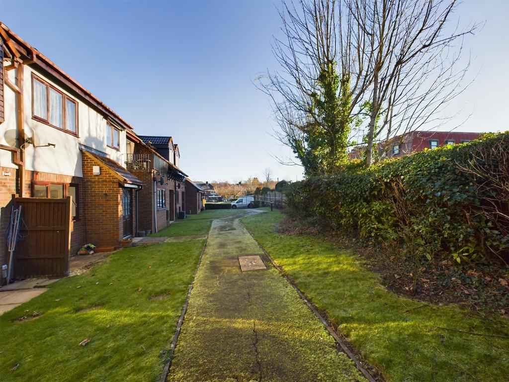 Milton Gardens, Princes Risborough 2 bed apartment for sale £270,000