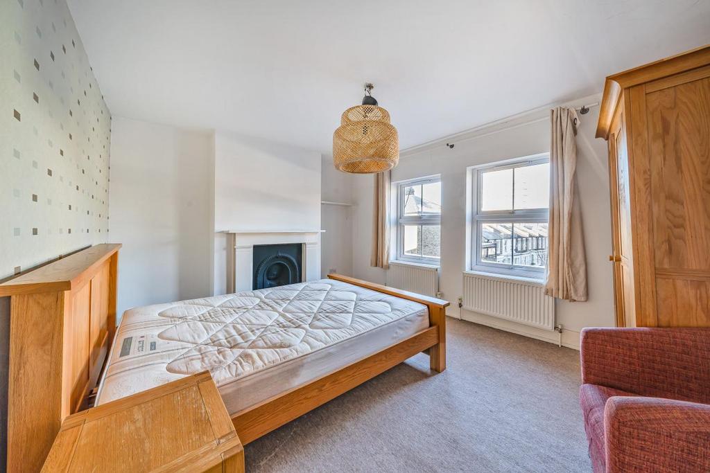 Landor Road, Clapham 2 bed flat for sale £375,000