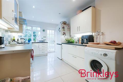 107 Pitt Crescent, London, SW19 8HR