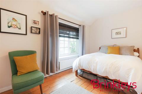 107 Pitt Crescent, London, SW19 8HR