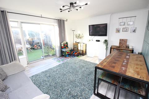 3 bedroom flat for sale - Stonecot Hill, Sutton SM3