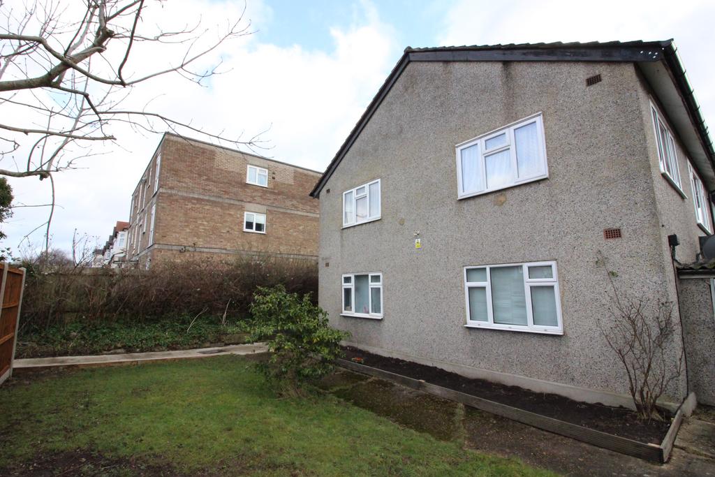 Stonecot Hill, Sutton SM3 3 bed flat for sale £350,000