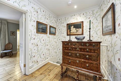 48 Ravenscourt Gardens, London, W6 0TU