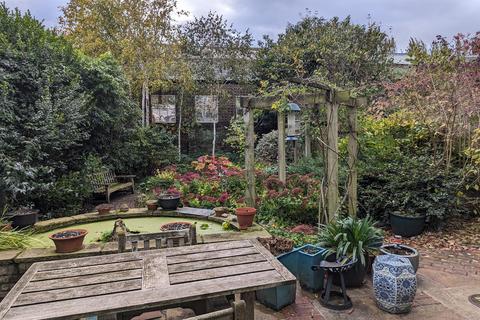 48 Ravenscourt Gardens, London, W6 0TU