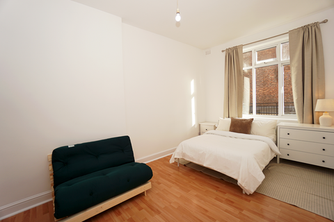 3 bedroom flat to rent, 230 Seven Sisters Road, London N4