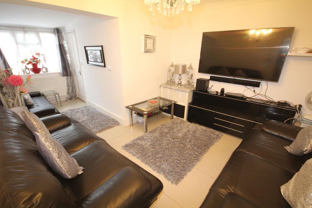 Pole Hill Road, Uxbridge, UB10 4 bed semidetached house £2,800 pcm