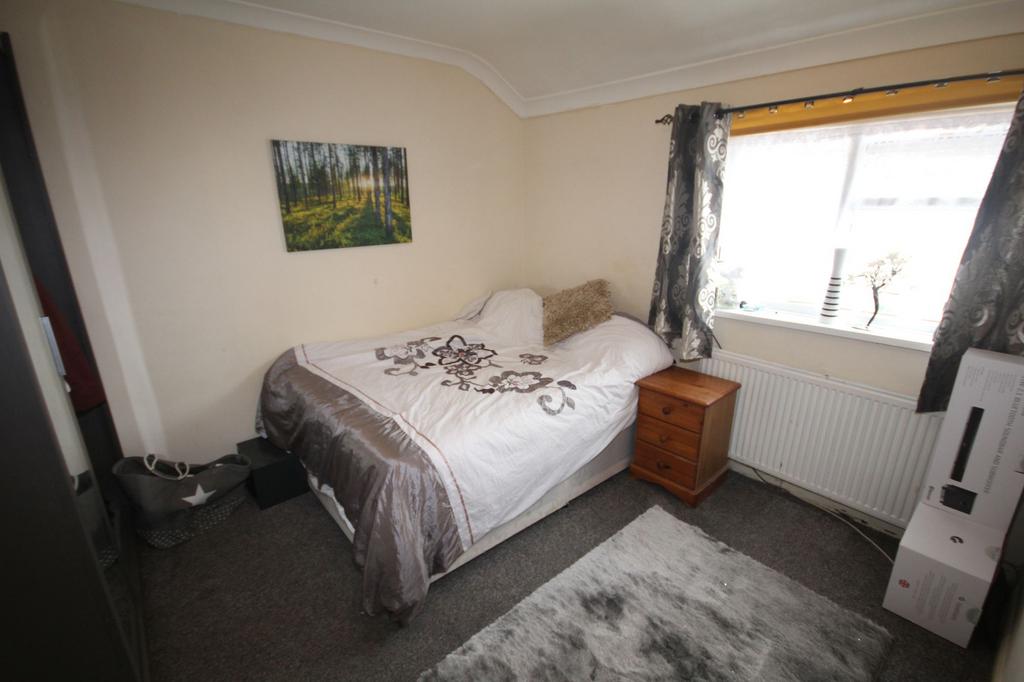 Pole Hill Road, Uxbridge, UB10 4 bed semidetached house £2,800 pcm