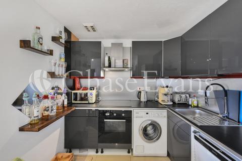 8 Falcon Way, London, E14 9UP