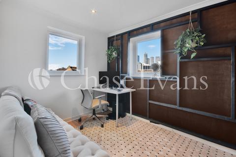8 Falcon Way, London, E14 9UP