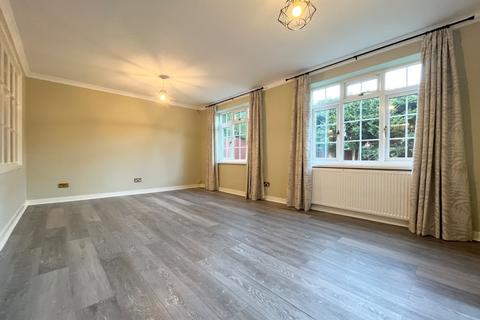 5 bedroom detached house to rent, Barnfield Drive, Solihull, West Midlands, B92