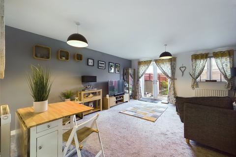 3 bedroom semi-detached house for sale - Estcourt Close, Gloucester, Gloucestershire, GL1